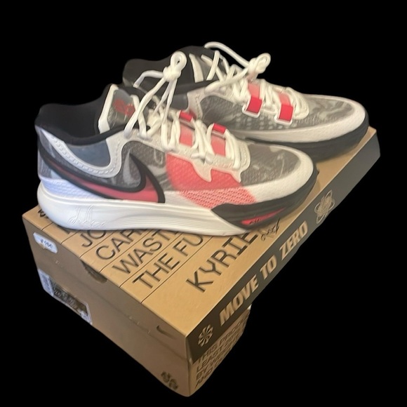 Authentic Nike Kyrie size 11 men’s shoes NIB Retail$189
NEW main image 5